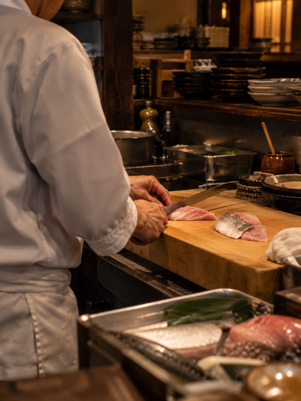 魚をさばく店主